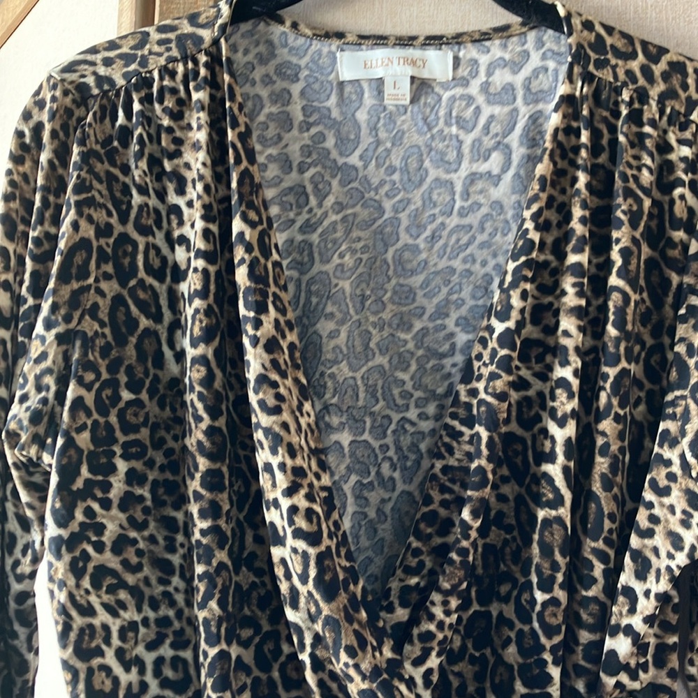 FINAL MARKDOWN Ellen Tracy Leopard Pattern Blouse large - Picture 4 of 11